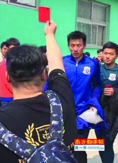 黑丝美女被x