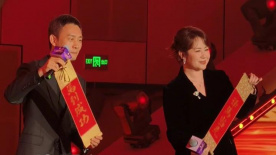 美女自